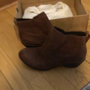 Born short boots